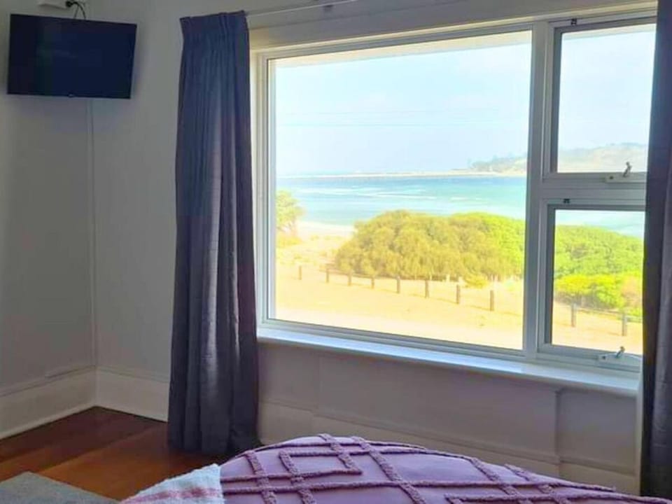 Esplanade Classic Art Deco with Stunning Views House in Victor Harbor