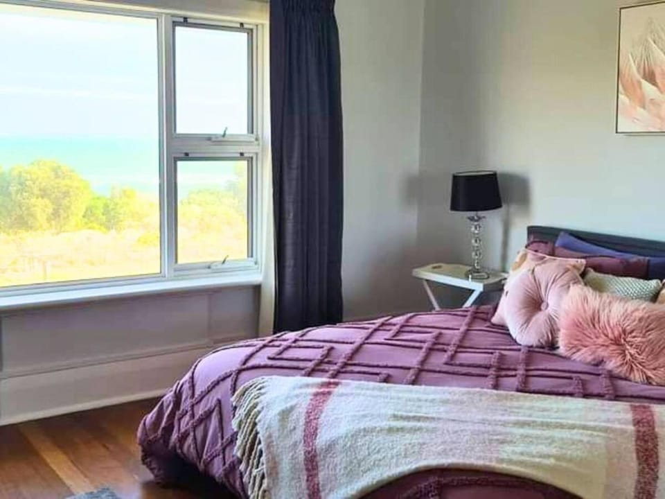 Esplanade Classic Art Deco with Stunning Views House in Victor Harbor