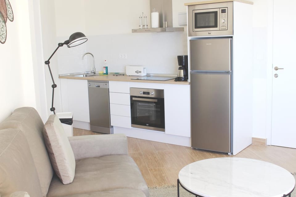 Kitchen or kitchenette, Living room, minibar, pet friendly, stove