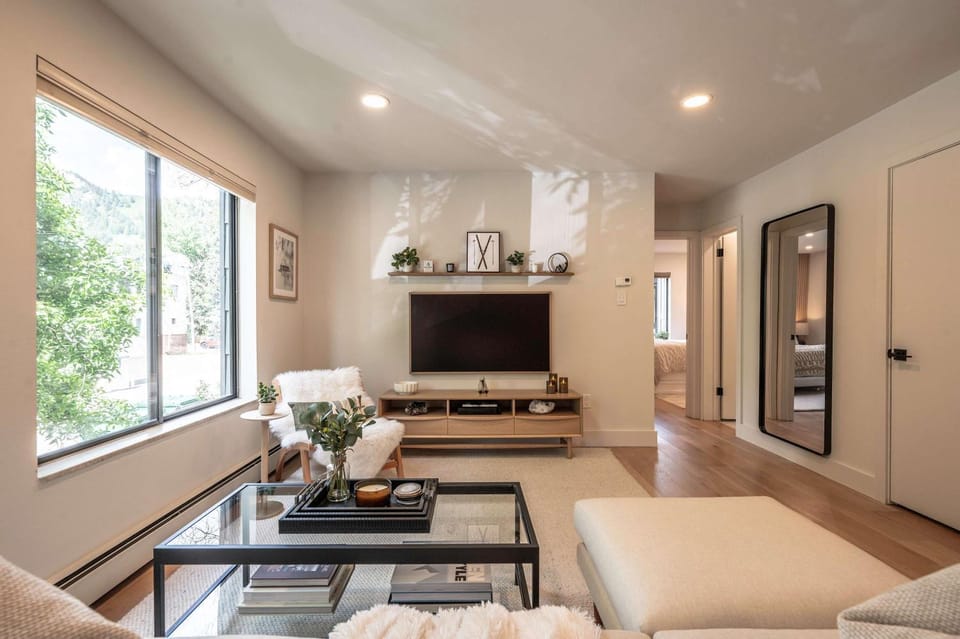 Modern 2BR 1BA with AC in the Heart of Aspen! House in Aspen