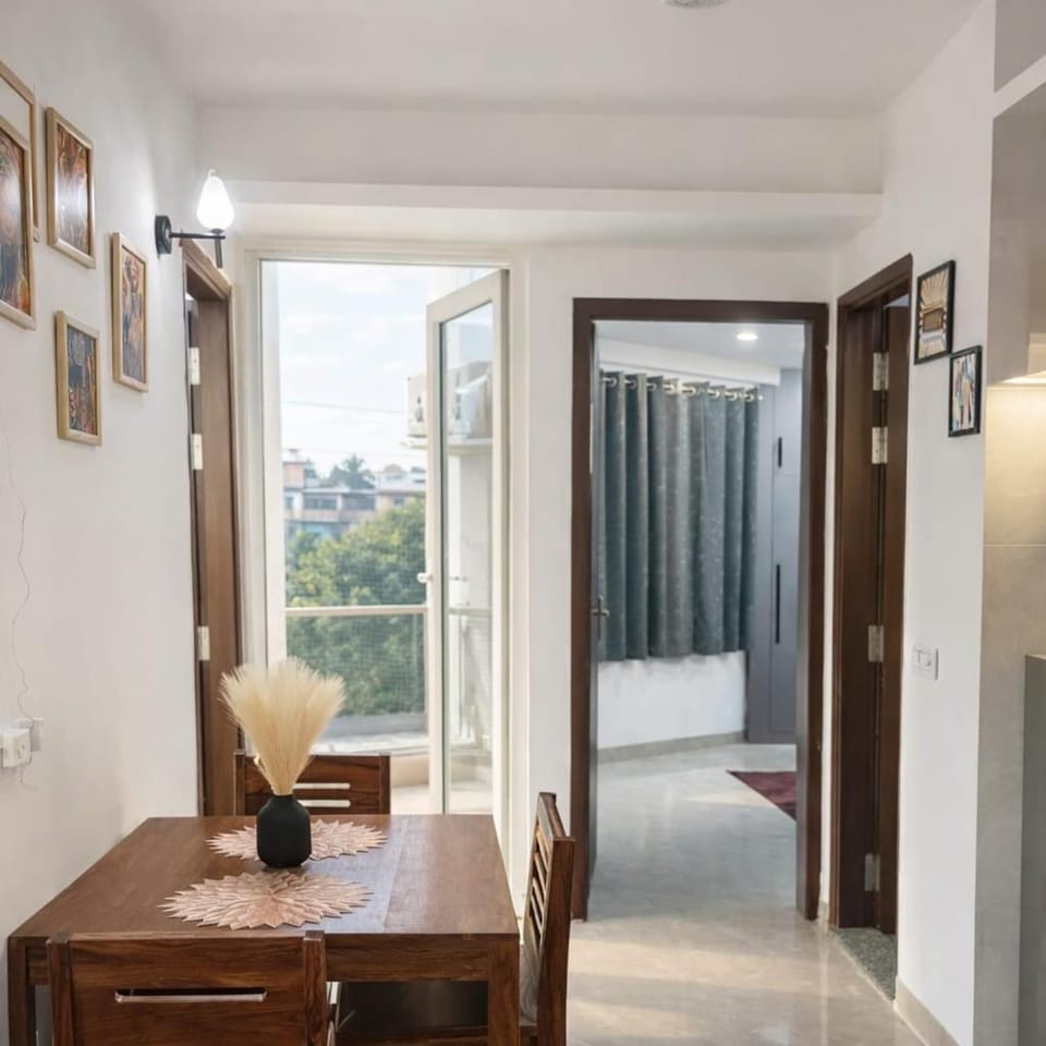Luxury 3BHK, Walk to Yashobhoomi, 10 Min Airport Apartment in Delhi