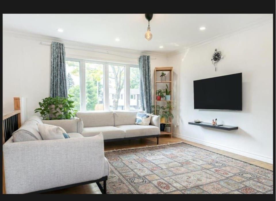 Family-Friendly Private Room With 2 Queen Beds Apartment in Brossard