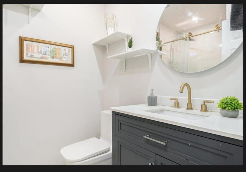 Family-Friendly Private Room With 2 Queen Beds Apartment in Brossard