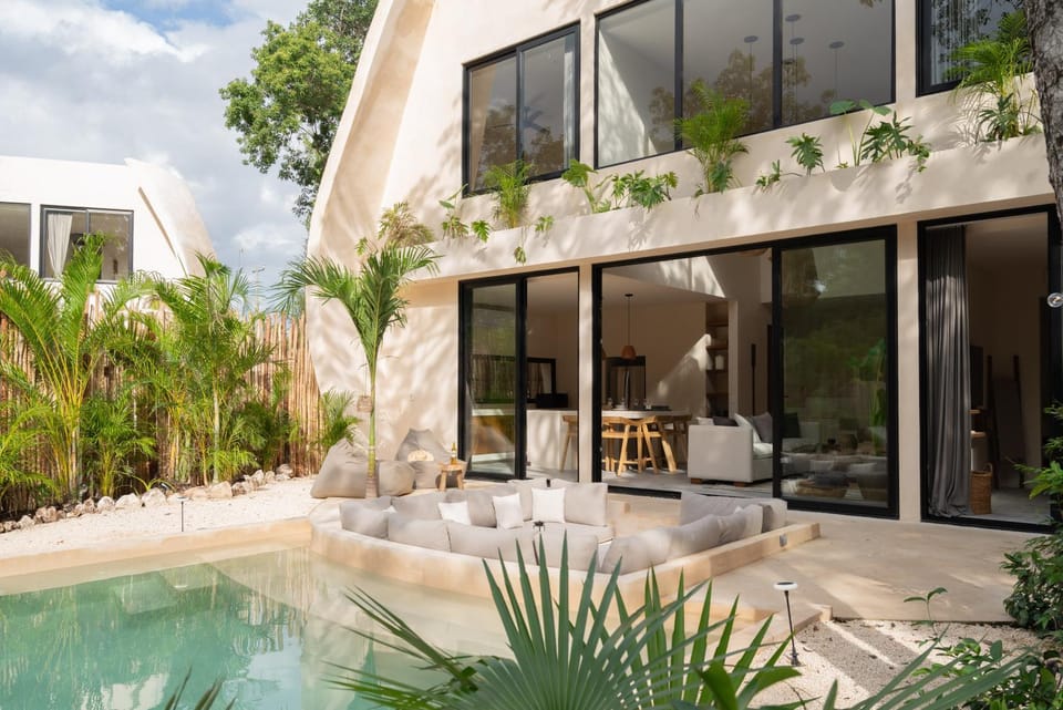 Property building, Patio, Garden, Garden view, Pool view, Swimming pool, Swimming pool, sunbed