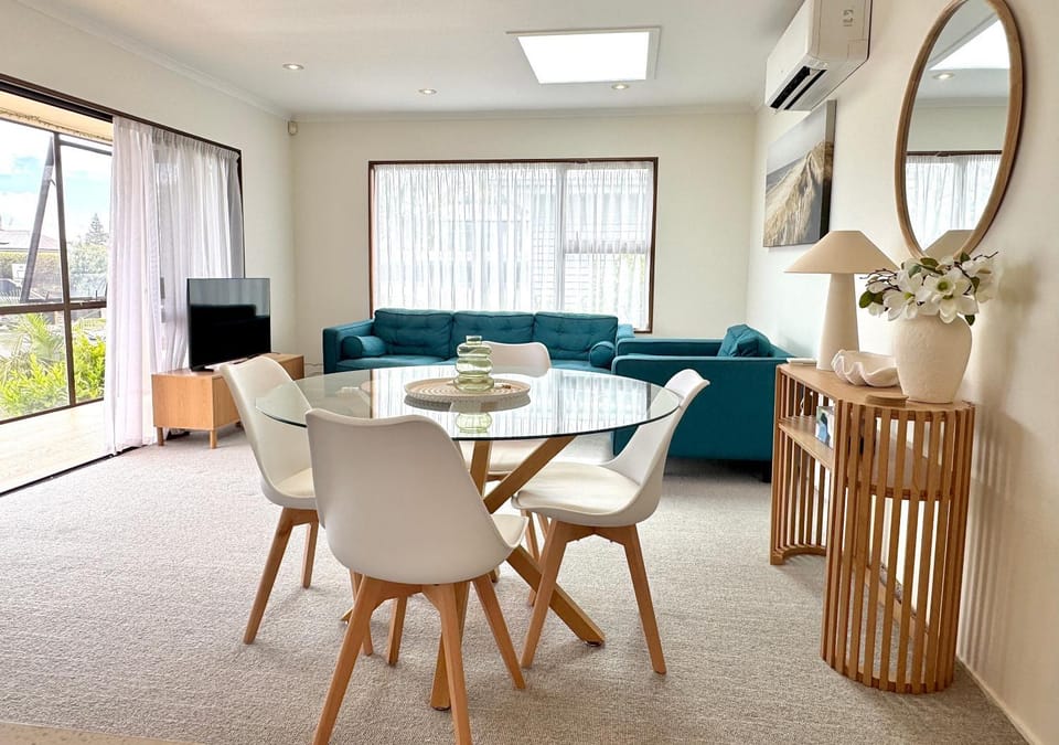 Communal lounge/ TV room, TV and multimedia, Living room, Seating area, Dining area