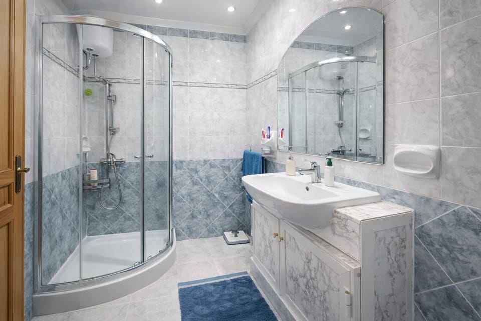 Shower, Toilet