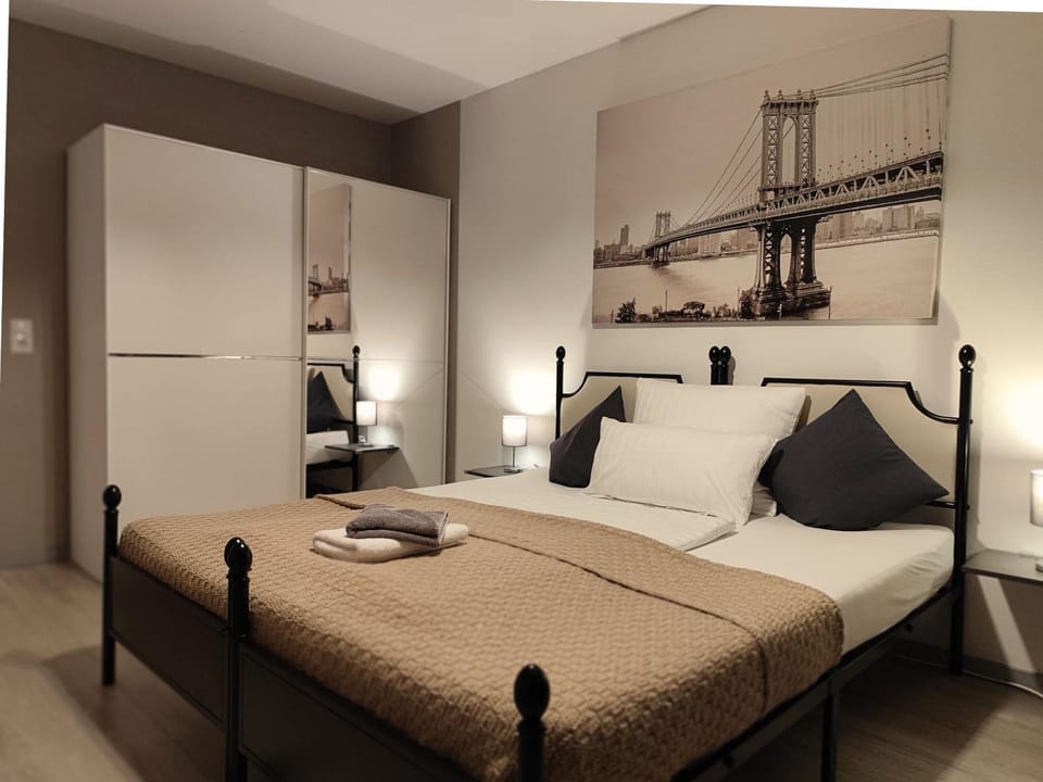 Bed, Bedroom, towels, towels