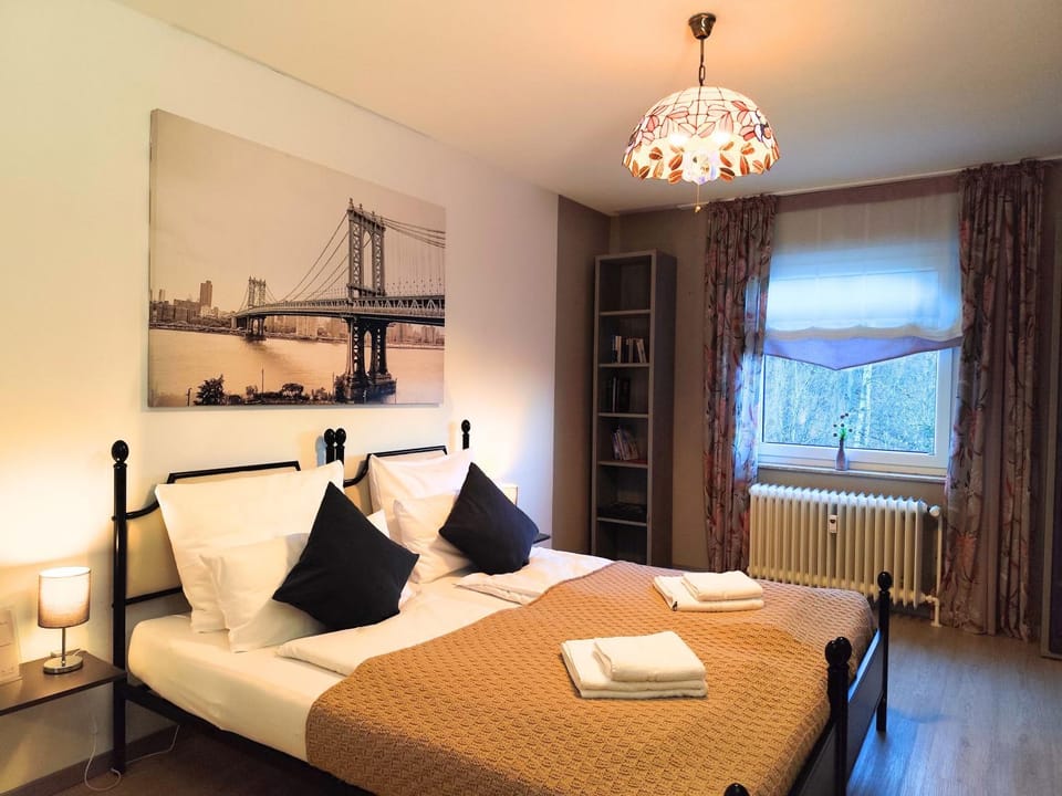 Bed, Bedroom, towels