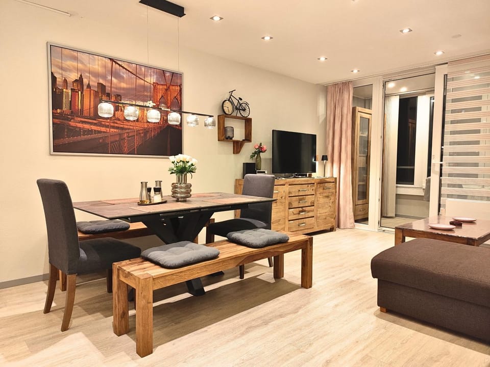Communal lounge/ TV room, TV and multimedia, Living room, Seating area, Dining area, Evening entertainment
