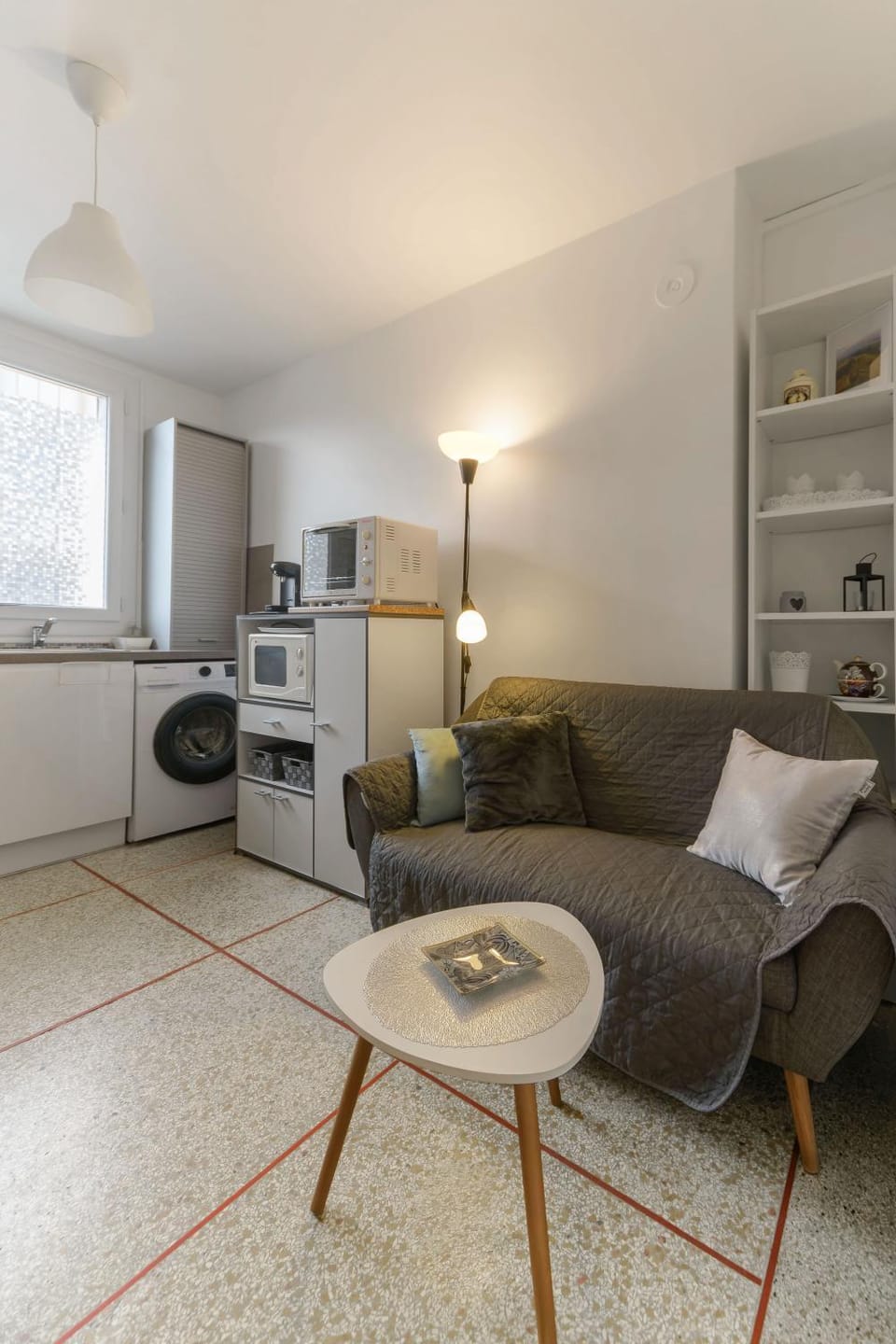 Coffee/tea facilities, Kitchen or kitchenette, Living room, oven, stove