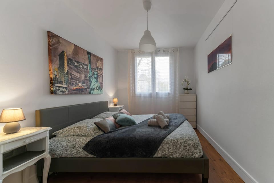 Bed, Photo of the whole room, Bedroom