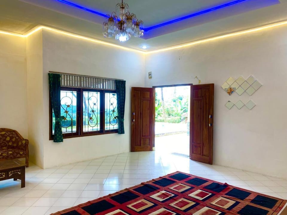 New Villa Privat Pool 5 Kamr Villa in Cisarua
