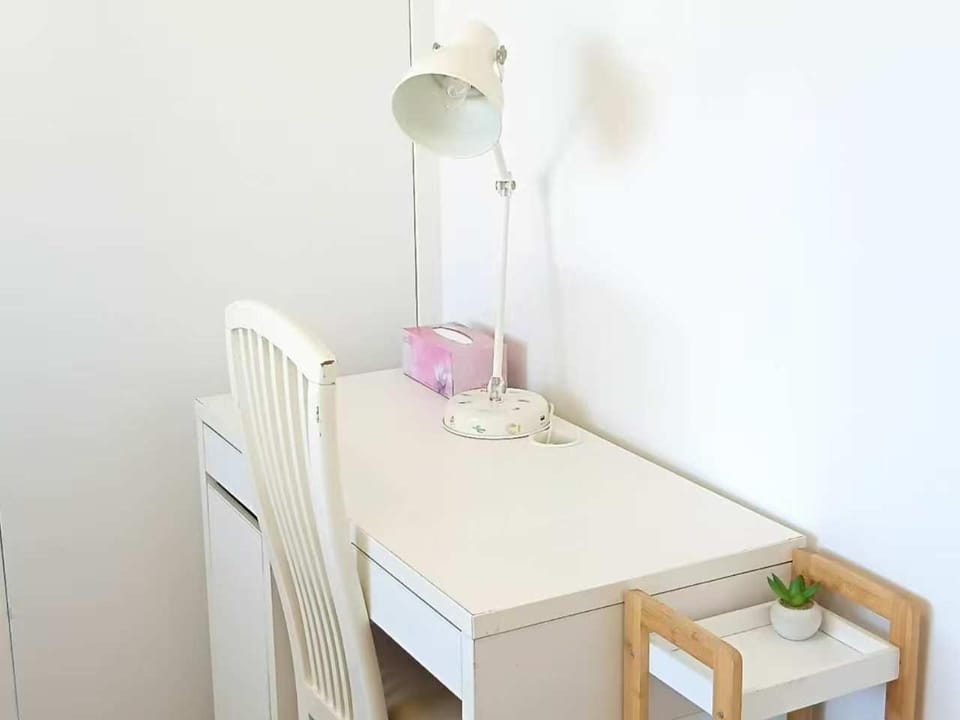 Private Double Room with Desk & Wardrobe 1 Vacation rental in Glen Waverley
