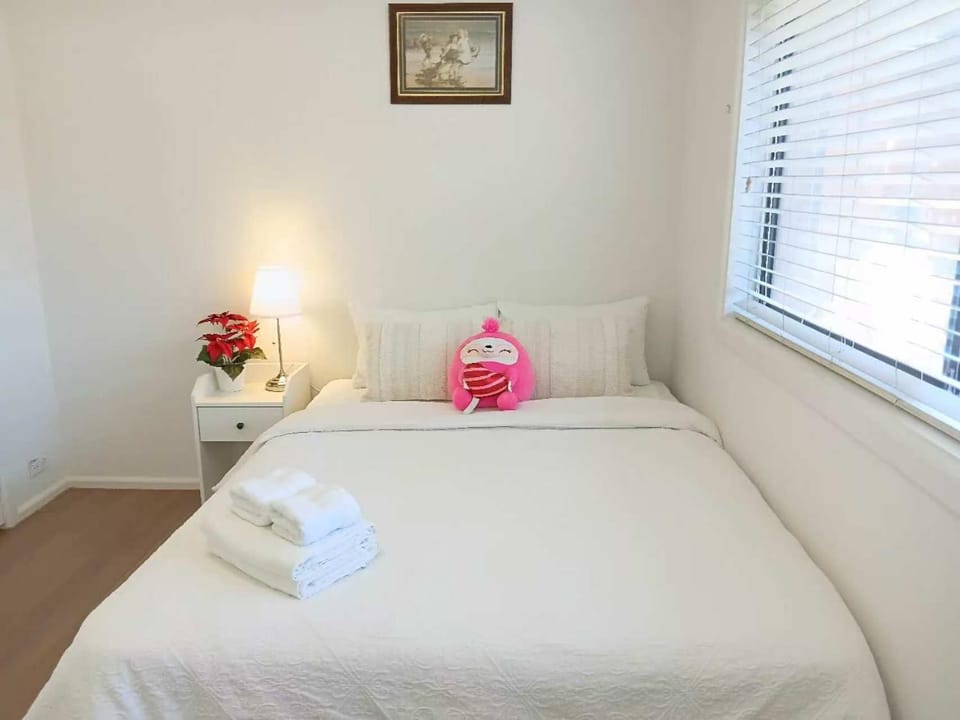 Private Double Room with Desk & Wardrobe 1 Vacation rental in Glen Waverley