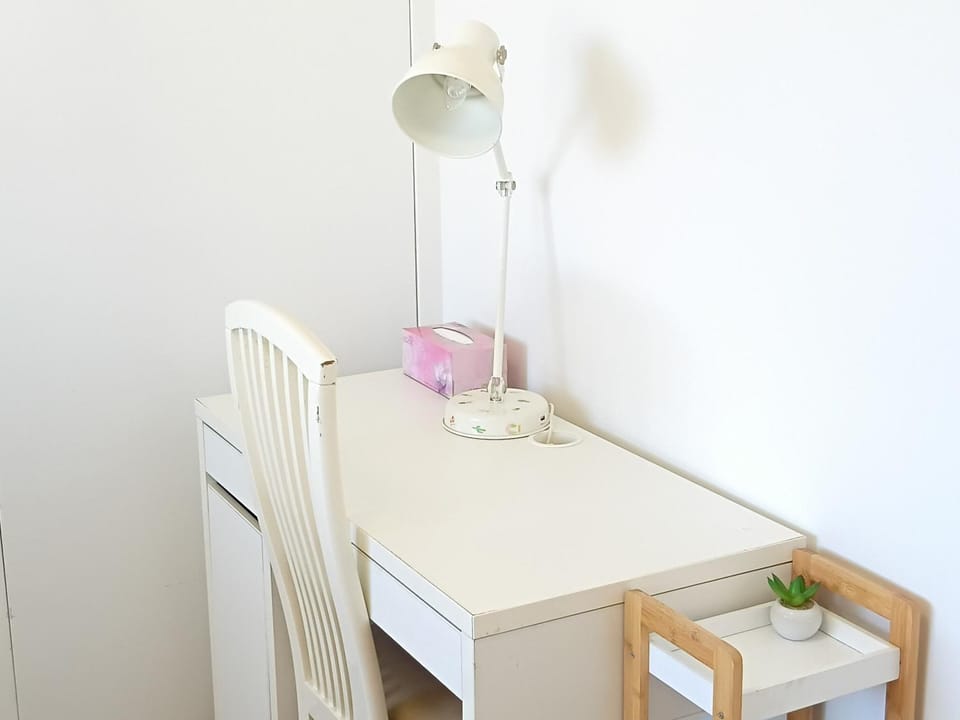 Private Double Room with Desk & Wardrobe 1 Vacation rental in Glen Waverley
