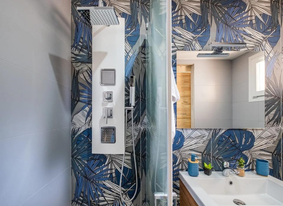 Bathroom, Living room