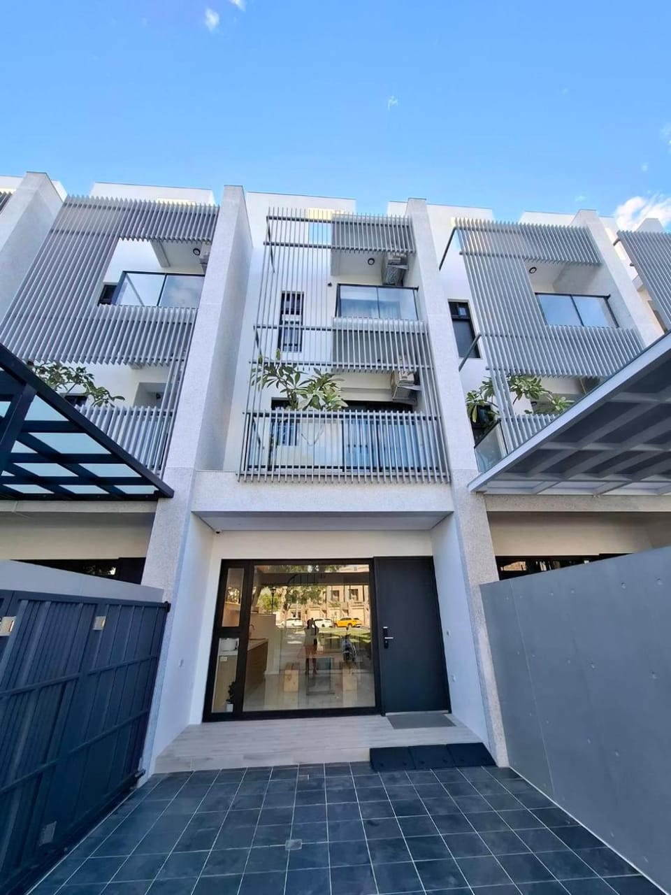Property building, Day, Balcony/Terrace
