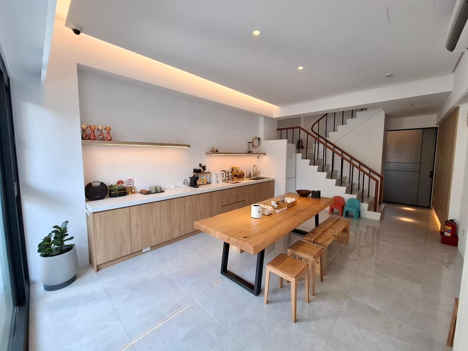 Coffee/tea facilities, Living room, Seating area, Dining area, air conditioner, Internal: Not applicable to any particular room