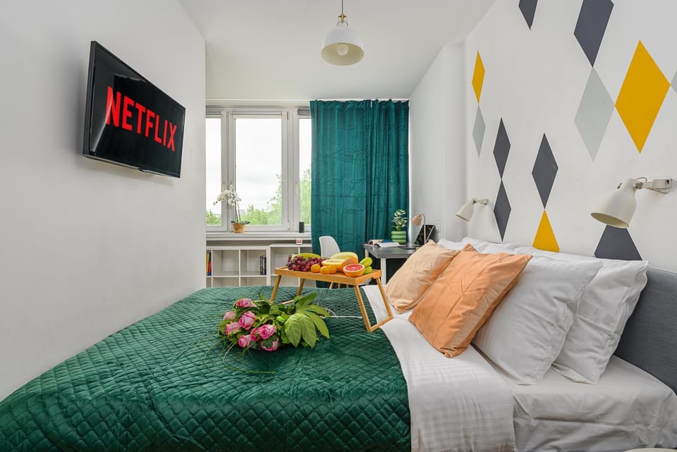 Communal lounge/ TV room, Bed, TV and multimedia, Living room, Photo of the whole room, Seating area, Evening entertainment, Bedroom