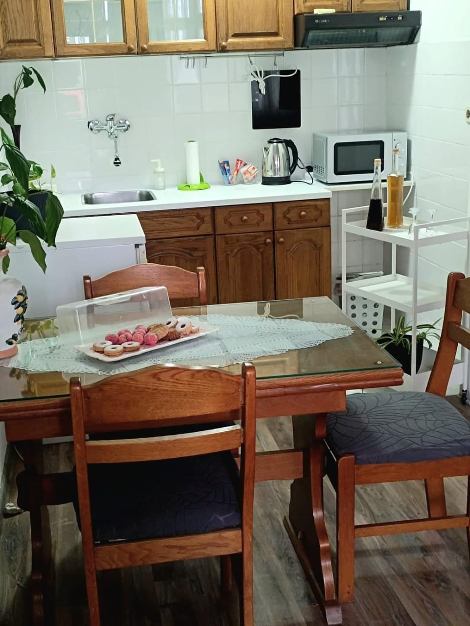 Coffee/tea facilities, Kitchen or kitchenette, Dining area, microwave, stove
