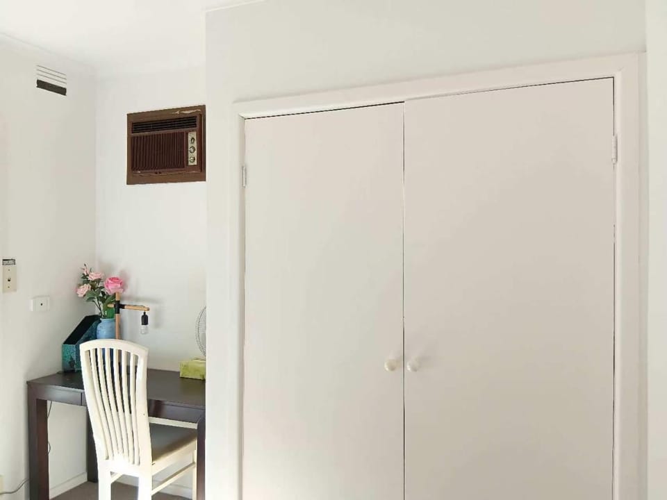 C Private Double Room with Desk & Wardrobe Vacation rental in Glen Waverley