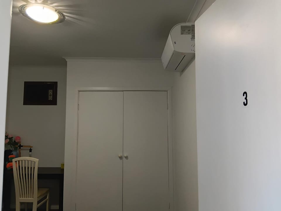 C Private Double Room with Desk & Wardrobe Vacation rental in Glen Waverley