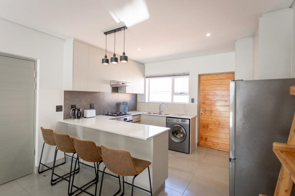 Kitchen or kitchenette, Dining area, oven