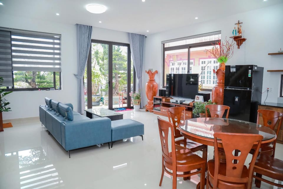 Communal lounge/ TV room, TV and multimedia, Living room, Seating area, Dining area, Evening entertainment