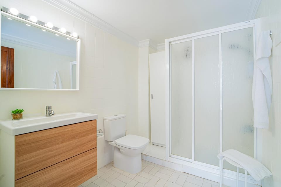 Shower, Toilet, Bathroom, towels