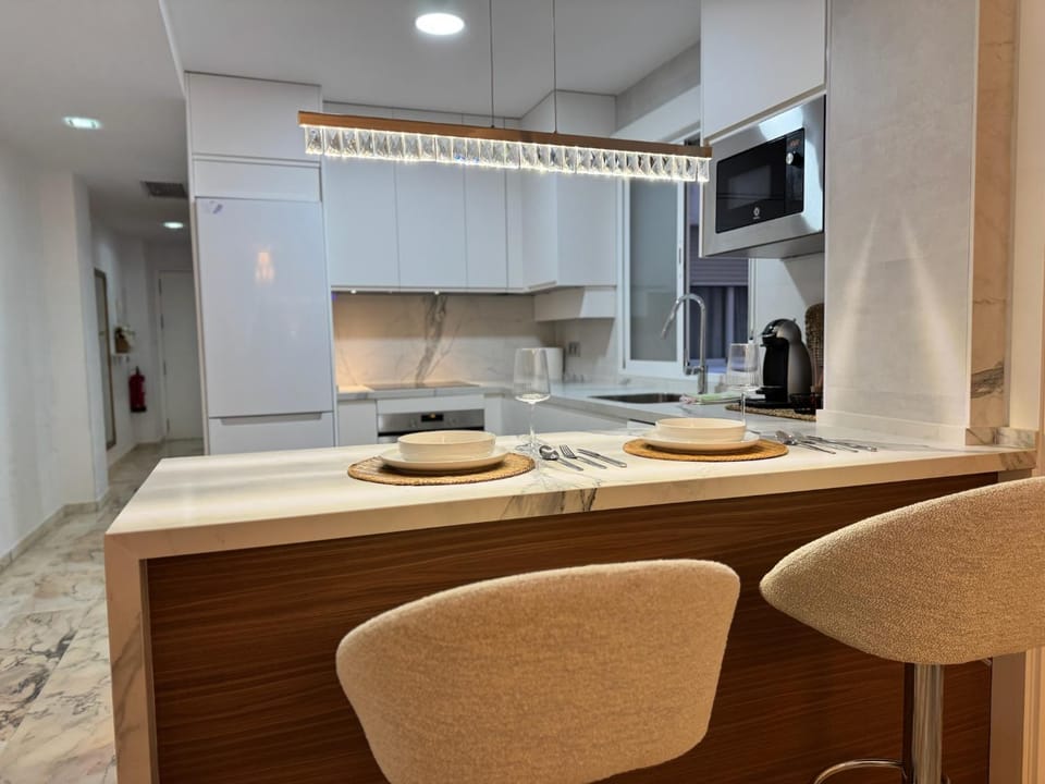 Kitchen or kitchenette, Dining area