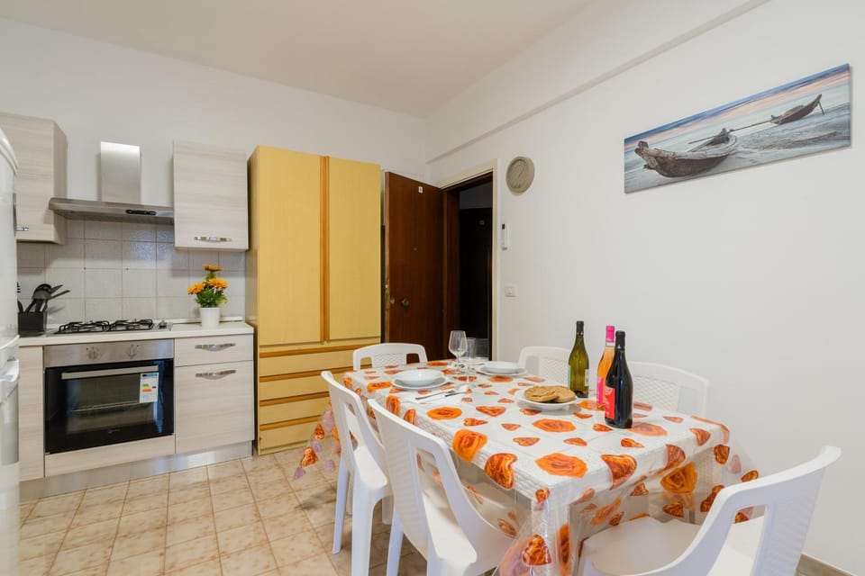 Property building, Kitchen or kitchenette, Living room