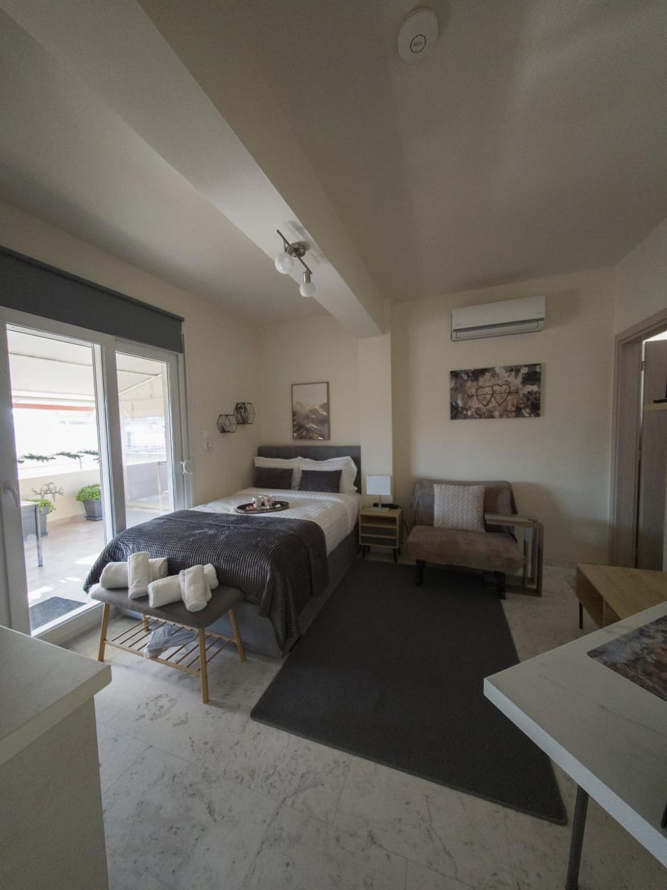 Bed, Living room, Photo of the whole room, Seating area, Bedroom, air conditioner
