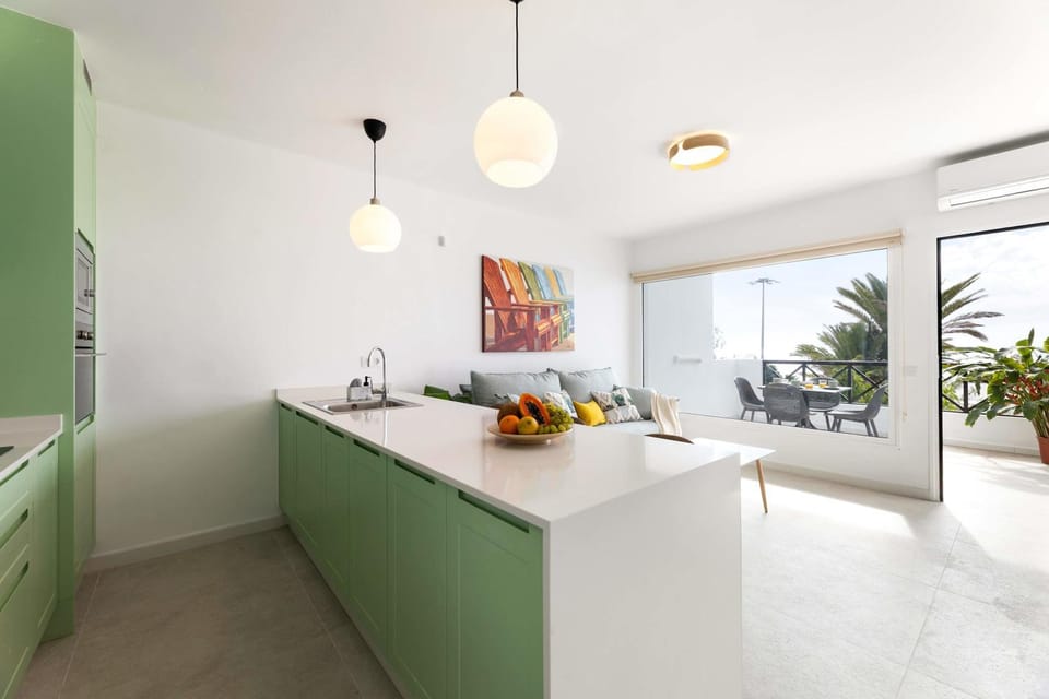 Kitchen or kitchenette, minibar, oven, stove