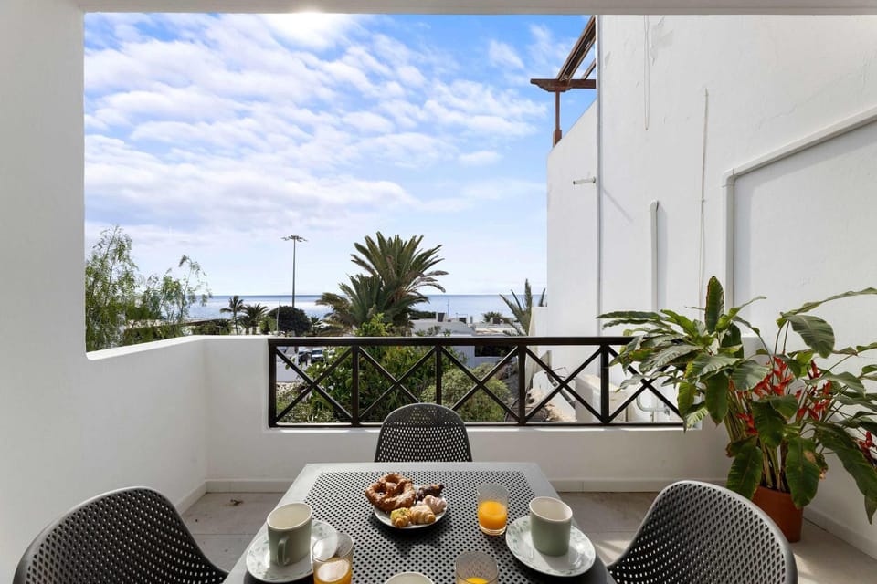 Patio, Day, Natural landscape, Coffee/tea facilities, View (from property/room), Balcony/Terrace, Food and drinks, Dining area, Food, Sea view