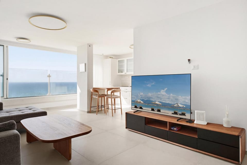 Communal lounge/ TV room, TV and multimedia, Living room, Seating area, Dining area, Sea view