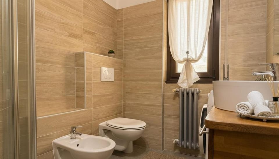 Shower, Toilet, Bathroom, bidet, towels