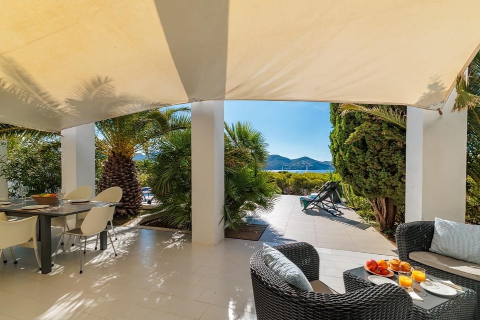 Property building, Balcony/Terrace, Living room