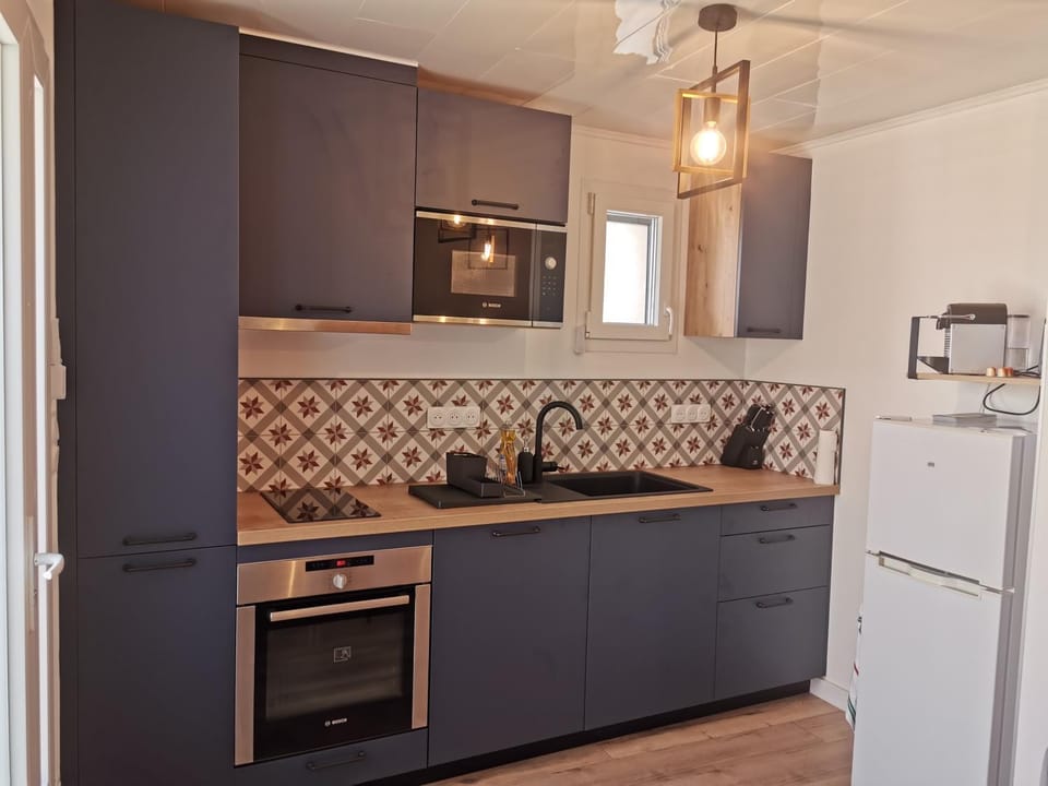Kitchen or kitchenette, dishwasher, minibar, oven, stove, toaster