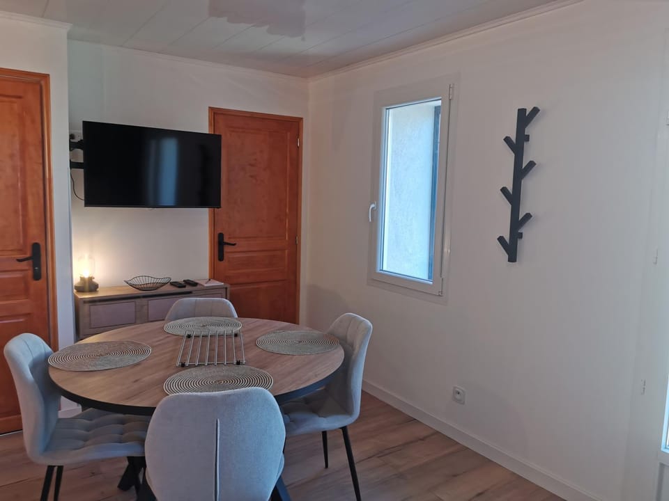 Communal lounge/ TV room, TV and multimedia, Living room, Seating area, Dining area, Evening entertainment