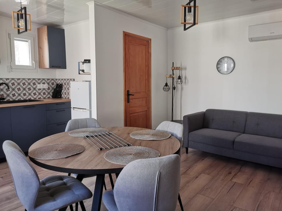 Kitchen or kitchenette, Living room, Dining area, Breakfast, air conditioner