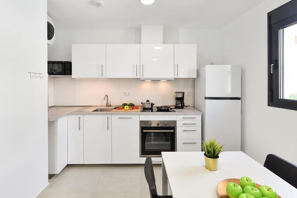 Coffee/tea facilities, Kitchen or kitchenette, Dining area, oven, stove