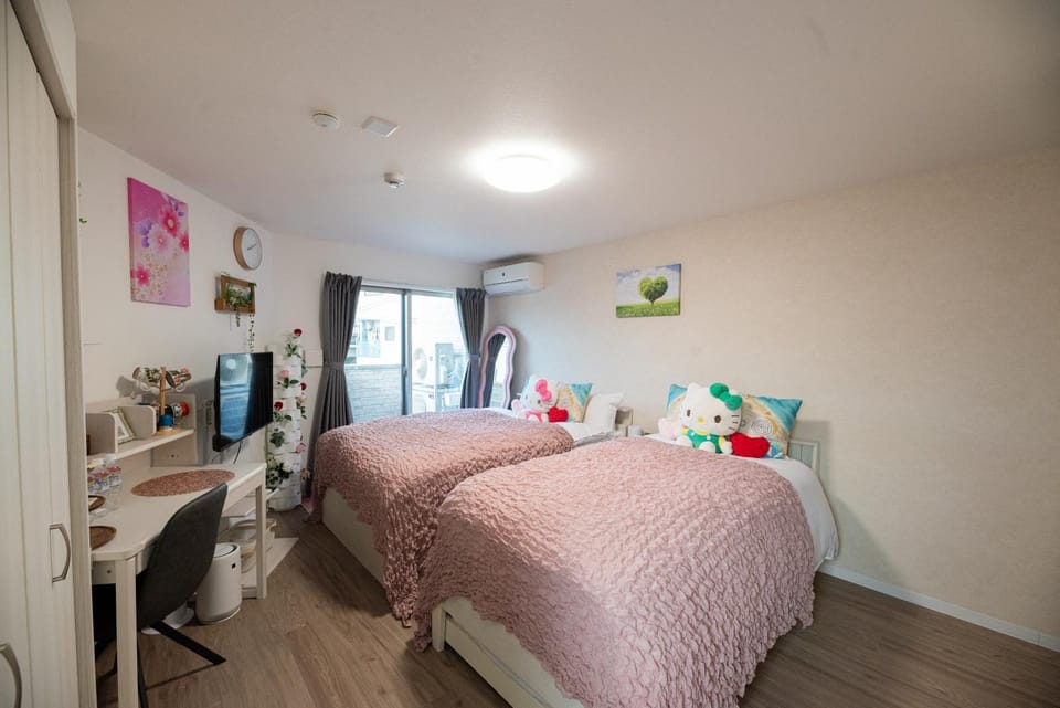 Bed, TV and multimedia, Photo of the whole room, Bedroom