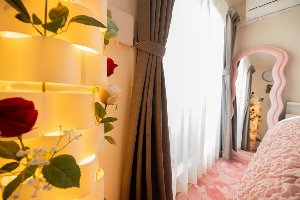 Bed, Living room, Photo of the whole room, Decorative detail, Seating area, Bedroom, wardrobe