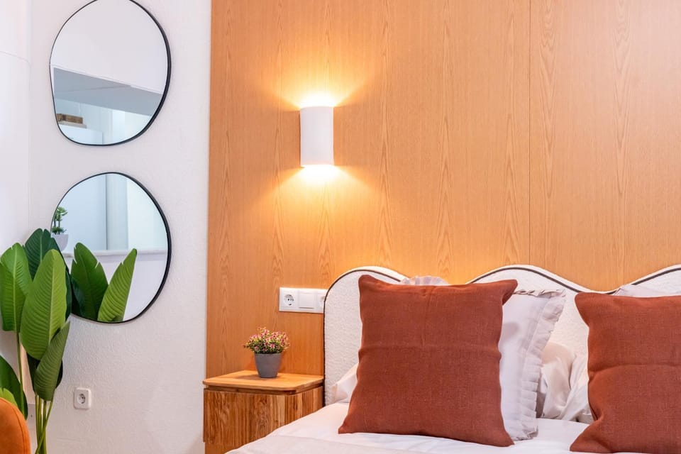 Bed, TV and multimedia, Photo of the whole room, Seating area, Bedroom, air conditioner