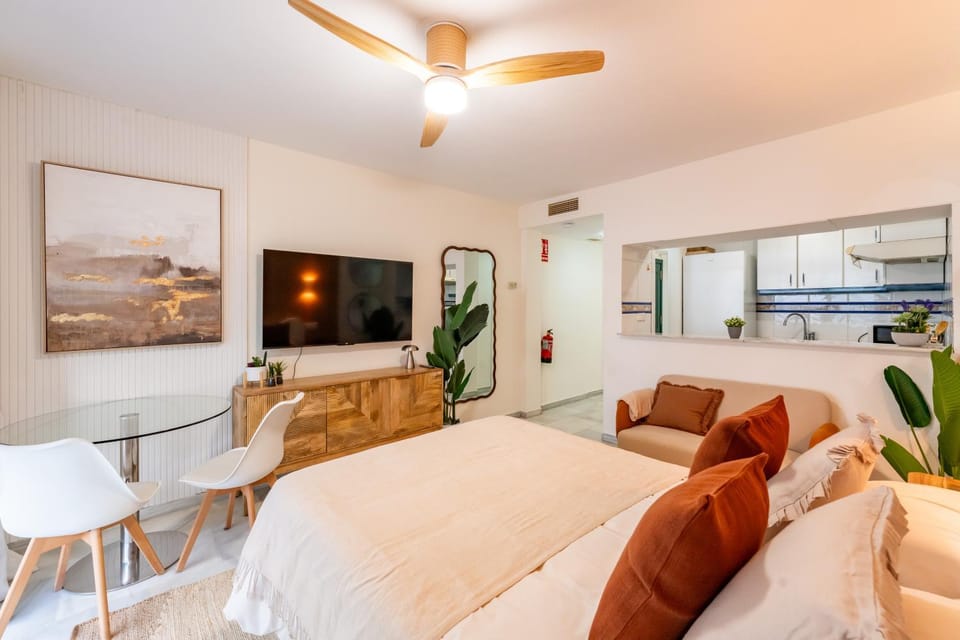 Bed, TV and multimedia, Photo of the whole room, Seating area, Dining area, Bedroom, air conditioner