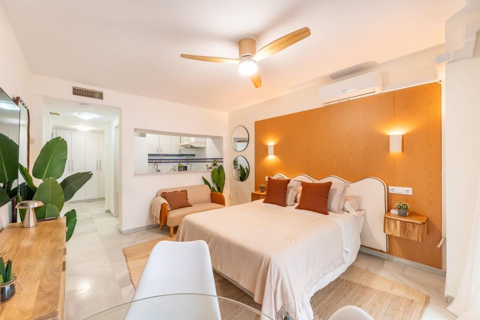 Bed, TV and multimedia, Seating area, Dining area, Bedroom, air conditioner