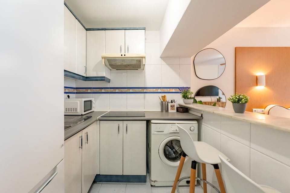 Coffee/tea facilities, Kitchen or kitchenette, microwave, oven, stove, washing machine