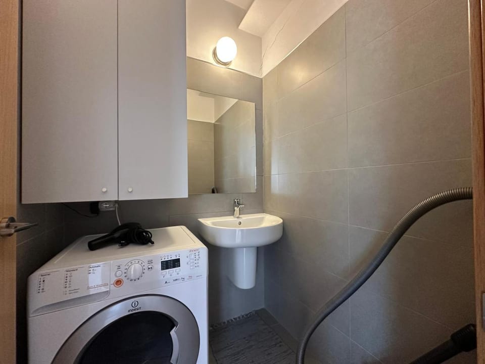 Bathroom, washing machine