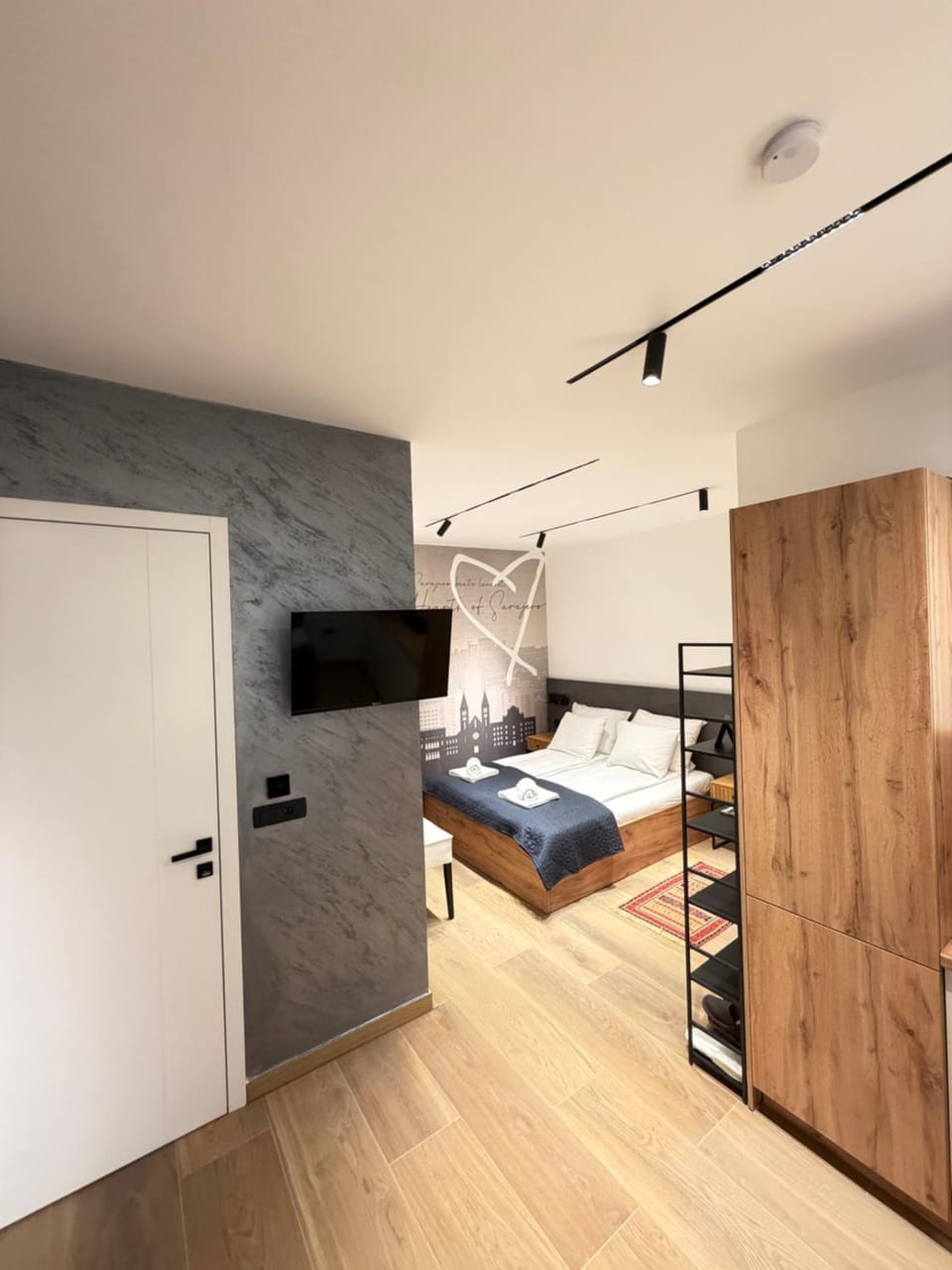 Bed, TV and multimedia, Bedroom