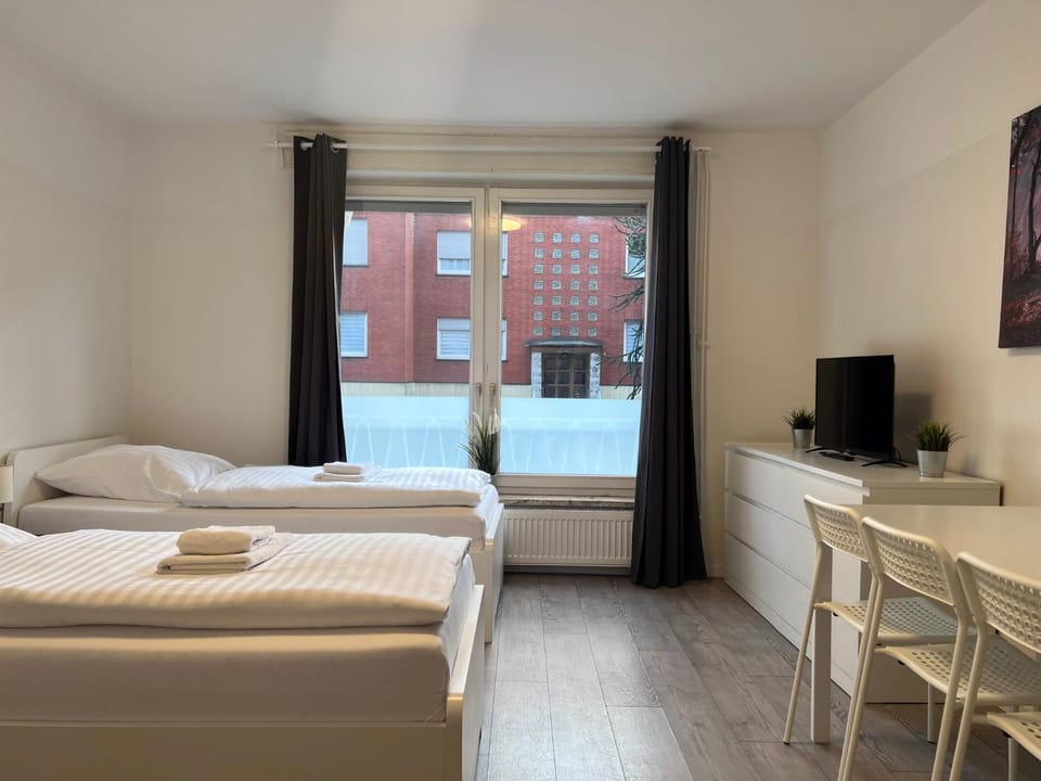 Bed, TV and multimedia, Photo of the whole room, Evening entertainment, Bedroom, towels